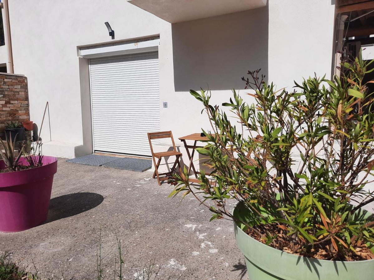 Location Venelles Vila Exterior foto