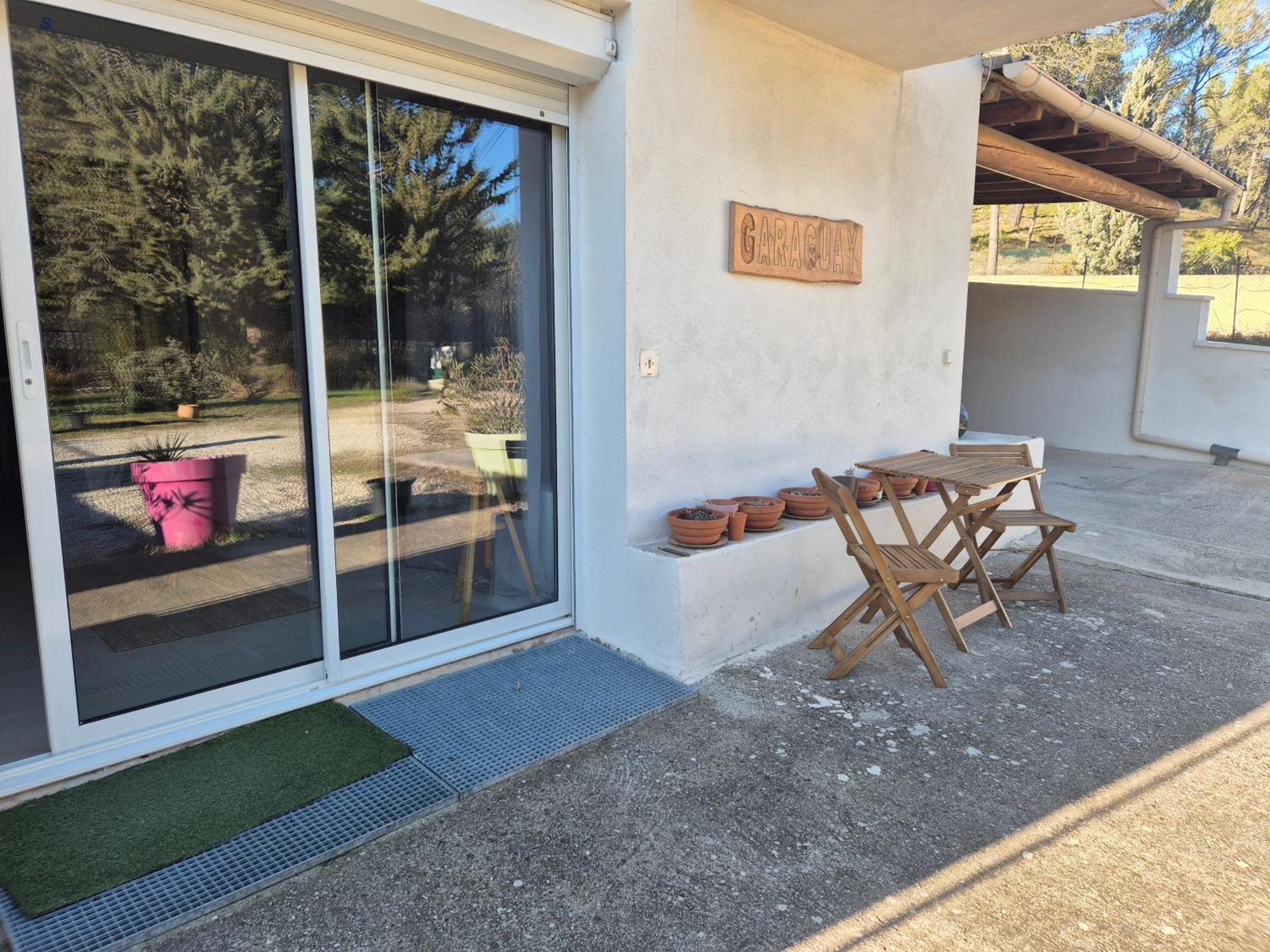 Location Venelles Vila Exterior foto